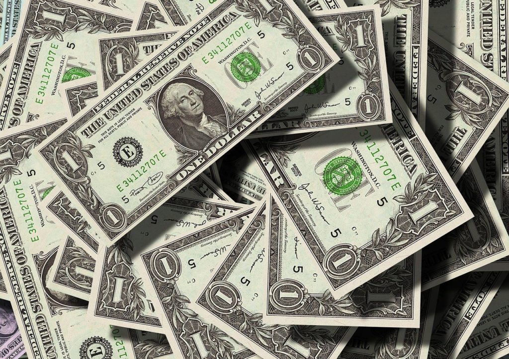 A imagem contém diversas notas de 1 dólar espalhadas em algum tipo superfície. (Foto: Pixabay)