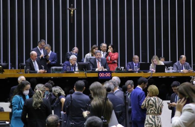 Deputados na sessão do Plenário desta terça-feira Fonte: Agência Câmara de Notícias. (Foto: Michel Jesus/Câmara dos Deputados Fonte: Agência Câmara de Notícias)
