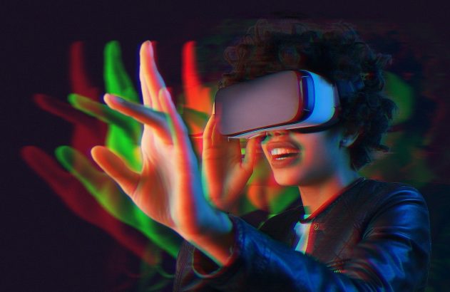 Jovem sorrindo, usando óculos VR e interagindo com mãos estendidas em ambiente virtual, efeito glitch.