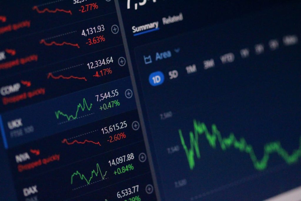 A imagem mostra uma tela com o valor, a variação percentual e o gráfico de variação diária de algumas ações.