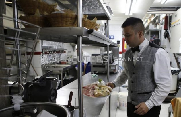 Garçom trabalha em restaurante no Rio de Janeiro
