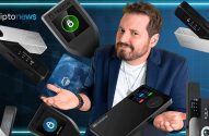 Homem com expressão de dúvida cercado por hardware wallets de criptomoedas (Ledger, Trezor, SafePal, CoolWallet).