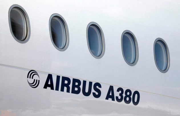 Fuselagem branca de um avião Airbus A380 com uma fileira de janelas ovais e o logo.