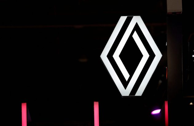 Logotipo da Renault, em formato de losango vazado, iluminado em branco e preto sobre fundo escuro. Barras de luz rosa.