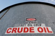 Tanque industrial com aviso "CRUDE OIL" e "CUIDADO GÁS VENENOSO".