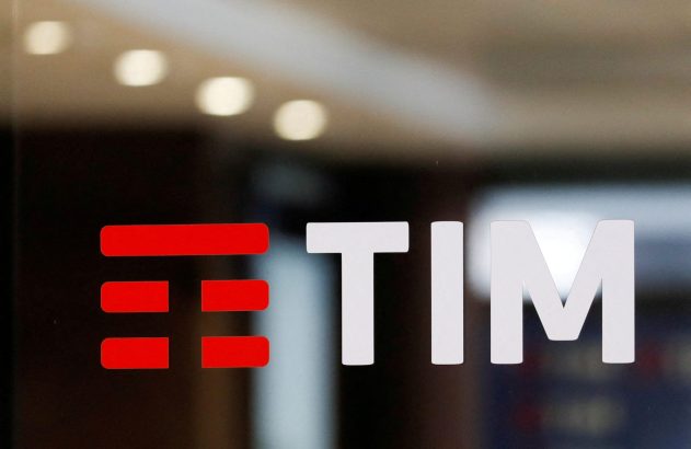 Logo da TIM: símbolo de três barras vermelhas e "TIM" branco em fundo escuro com reflexos.