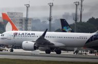 Aeronaves no pátio do aeroporto. Em primeiro plano, um Airbus A320neo da LATAM, PT-TMN. Dia nublado.