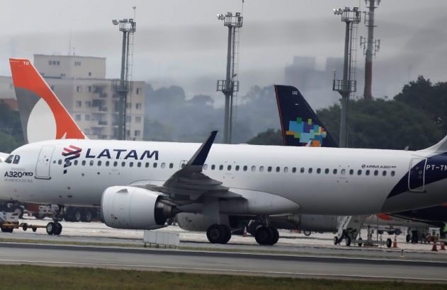 Aeronaves no pátio do aeroporto. Em primeiro plano, um Airbus A320neo da LATAM, PT-TMN. Dia nublado.