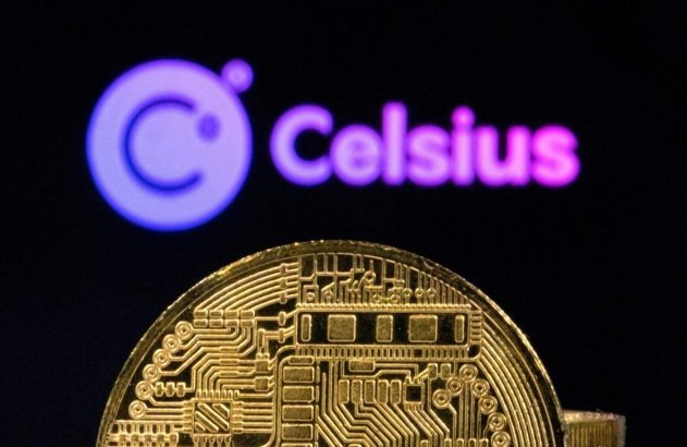 Uma moeda dourada de criptomoeda com padrão de chip à frente do logotipo roxo da Celsius.