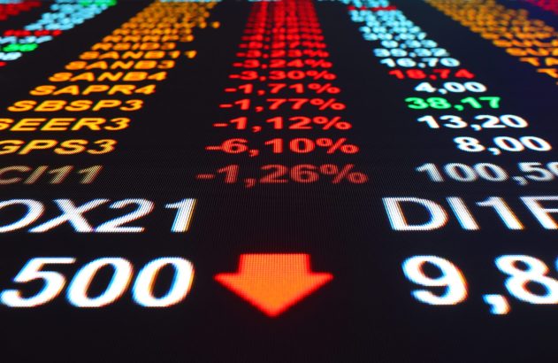 Painel de bolsa digital: valores em vermelho (-%), seta para baixo e '500' indicam forte queda do mercado de ações.