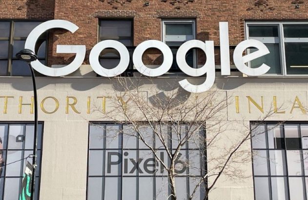 Prédio com letreiro 'Google' no alto. Janelas exibem 'Pixel 6'.