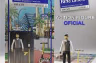 Kit Action Figure Faria Limers: figura de homem e patinete em embalagem e fora, com fundo de rua urbana.