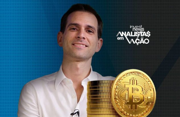 Analista da Invest News sorrindo, com moedas de Bitcoin.