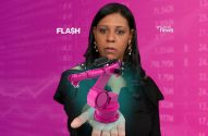Mulher com braço robótico rosa na mão aberta, rodeada por dados e gráficos financeiros.