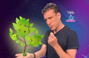 Homem pensativo observa árvore de dinheiro (símbolos de dólar) crescendo em sua mão.