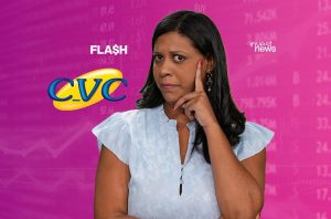 Mulher pensativa com mão no rosto, olhando para câmera, em frente a dados financeiros e logos CVC, FLASH, invest news.