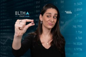 Mulher segura modelo de vírus com ceticismo, em fundo com dados financeiros e logo "investnews".