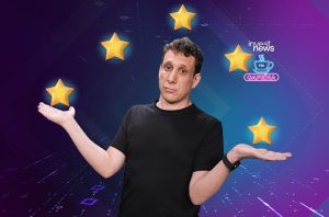 Homem com expressão confusa, estrelas douradas flutuam ao redor. Logo Invest News Cafeína.