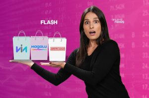 Mulher surpresa mostra sacolas Via, Magalu e Americanas em fundo financeiro.