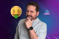 Homem com barba e suéter cinza, pensativo, observando um emoji de dinheiro. Fundo roxo e logo Cafeína.