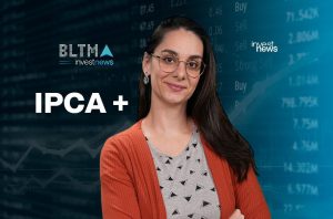 Mulher sorridente com óculos em frente a fundo financeiro com "IPCA +" e logos "BLTMA investnews".