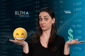 Mulher com expressão de dúvida, segura um emoji feliz e um cifrão, em fundo de dados financeiros.