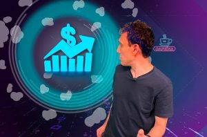 Homem de perfil, em fundo digital, olha para gráfico azul com cifrão e seta ascendente, simbolizando crescimento financeiro.