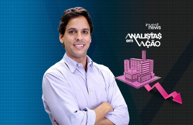 Homem sorrindo, braços cruzados, ao lado de logo 'Analistas em Ação', prédios e seta de queda rosa.