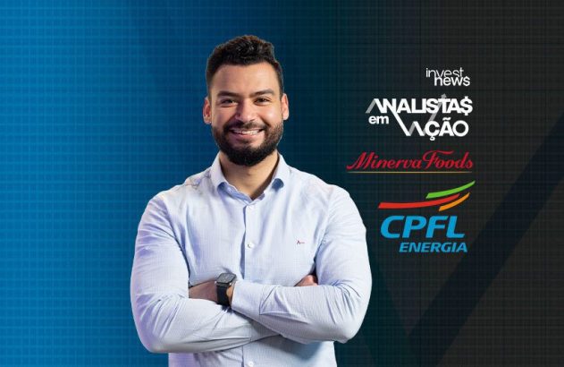 Um homem sorridente de barba, camisa azul e braços cruzados. Fundo com logos de empresas.