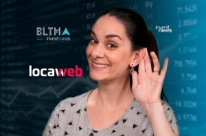 Mulher sorridente com a mão na orelha, ouvindo. Logos Investnews e Locaweb, fundo com dados financeiros.