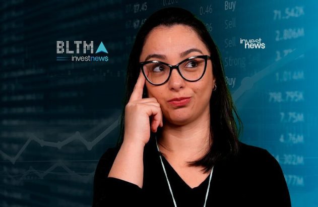 Mulher de óculos pensativa, com dedo na têmpora, e fundo de dados financeiros.