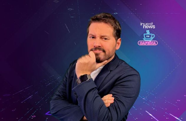 Homem pensativo, barba, terno escuro, mão no queixo. Fundo tecnológico azul/roxo com logo 'Invest News Cafeína'.
