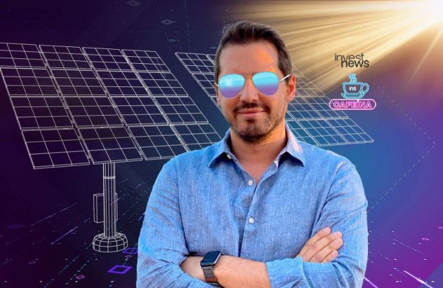 Homem de óculos escuros e camisa azul na frente de painéis solares digitais. Logotipos "invest news" e "CAFEINA".