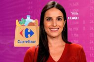 Apresentadora sorridente de "invest news" com sacola Carrefour e dados financeiros ao fundo.
