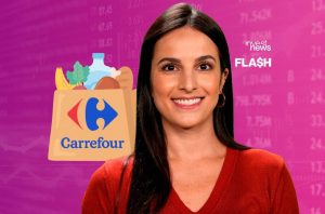 Apresentadora sorridente de "invest news" com sacola Carrefour e dados financeiros ao fundo.