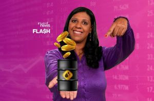 Mulher sorrindo, apontando para um barril de petróleo e moedas de ouro flutuantes, com fundo de mercado financeiro.