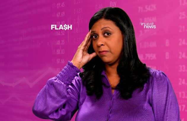 Mulher com expressão preocupada, mão na testa. Fundo roxo com dados financeiros e textos 'FLASH' e 'invest news'.
