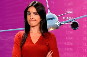 Mulher cética de braços cruzados diante de avião Embraer e gráficos financeiros de invest news.