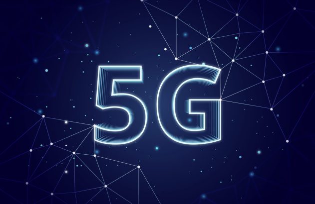 Texto '5G' luminoso em fundo escuro com rede de pontos conectados, simbolizando tecnologia e velocidade.
