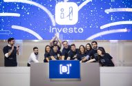Equipe Investo celebra lançamento na B3, com logo 'investo' e confetes caindo em tela azul.