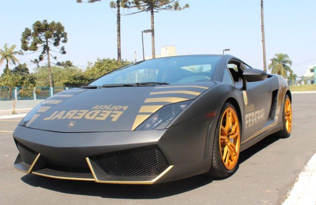 Lamborghini Gallardo da Polícia Federal, cinza fosco com detalhes dourados.