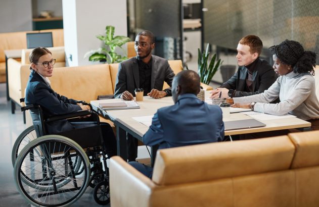 funcionários de diferentes etnias, raças e condições em um escritório