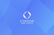 Logotipo do Ethereum Name Service (ENS): símbolo branco abstrato e texto sobre fundo azul com formas geométricas.