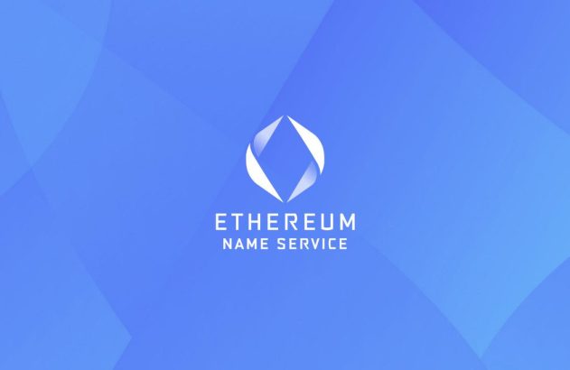 Logotipo do Ethereum Name Service (ENS): símbolo branco abstrato e texto sobre fundo azul com formas geométricas.