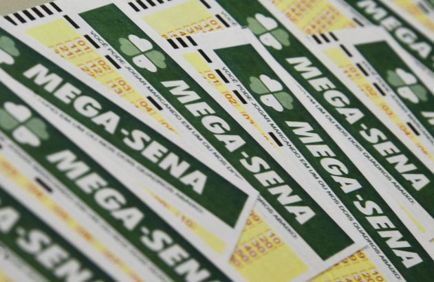 Bilhetes da loteria brasileira Mega-Sena com o nome do jogo em destaque e campos para marcar números.
