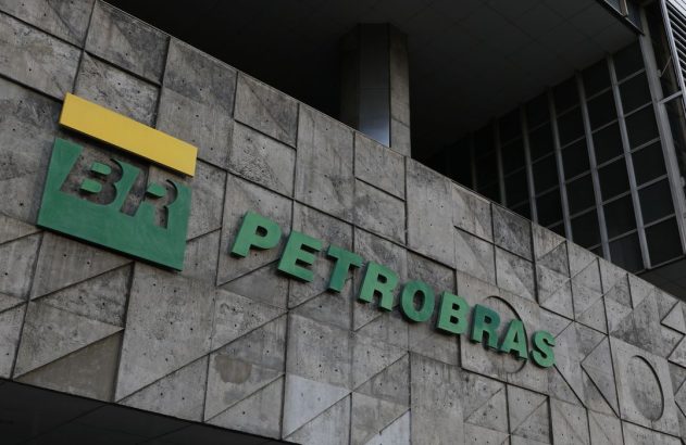 O logo da Petrobras (BR) e o nome PETROBRAS em verde na fachada de concreto de um prédio.