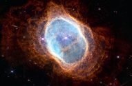 Nebulosa anular, com gás azul brilhante central e anel externo de poeira e gás laranja-avermelhado.
