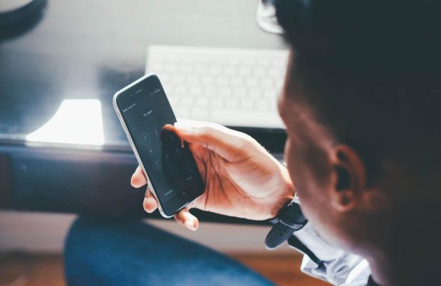 Pessoa tenta desbloquear celular. Tela exibe teclado numérico e "Tentar Novamente".