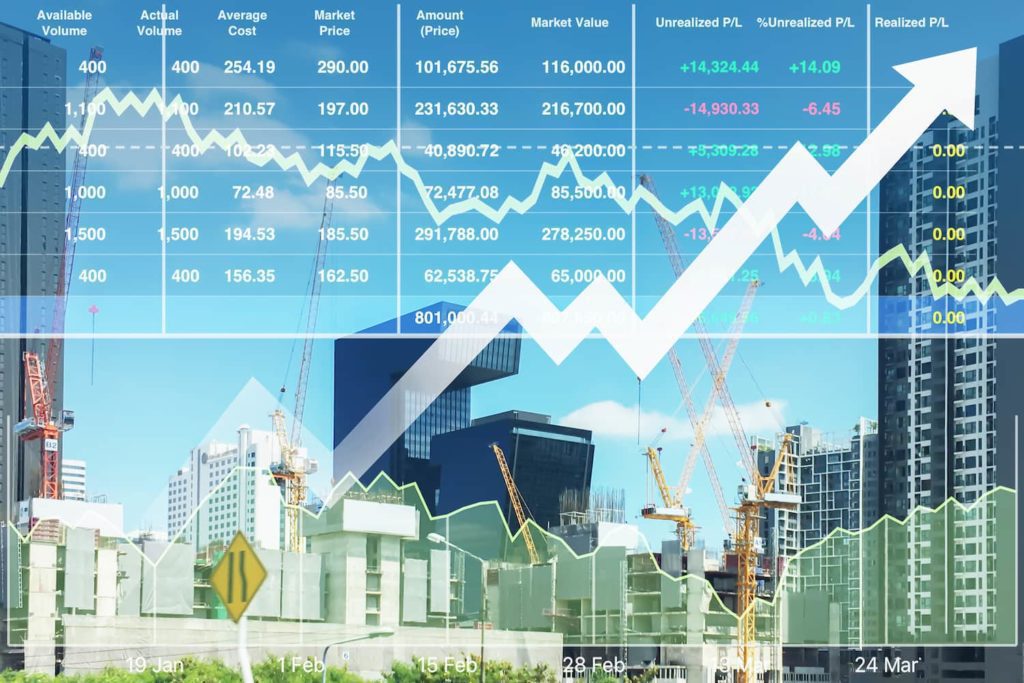 A imagem mostra alguns edifícios em construção em uma cidade. Sobreposto a imagem, há uma tabela e um gráfico que mostram a variação da cotação dos tipos de fundos imobiliários. (Foto: Shutterstock / Ekapol Sirachainan)