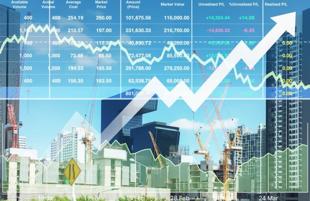 A imagem mostra alguns edifícios em construção em uma cidade. Sobreposto a imagem, há uma tabela e um gráfico que mostram a variação da cotação dos tipos de fundos imobiliários. (Foto: Shutterstock / Ekapol Sirachainan)